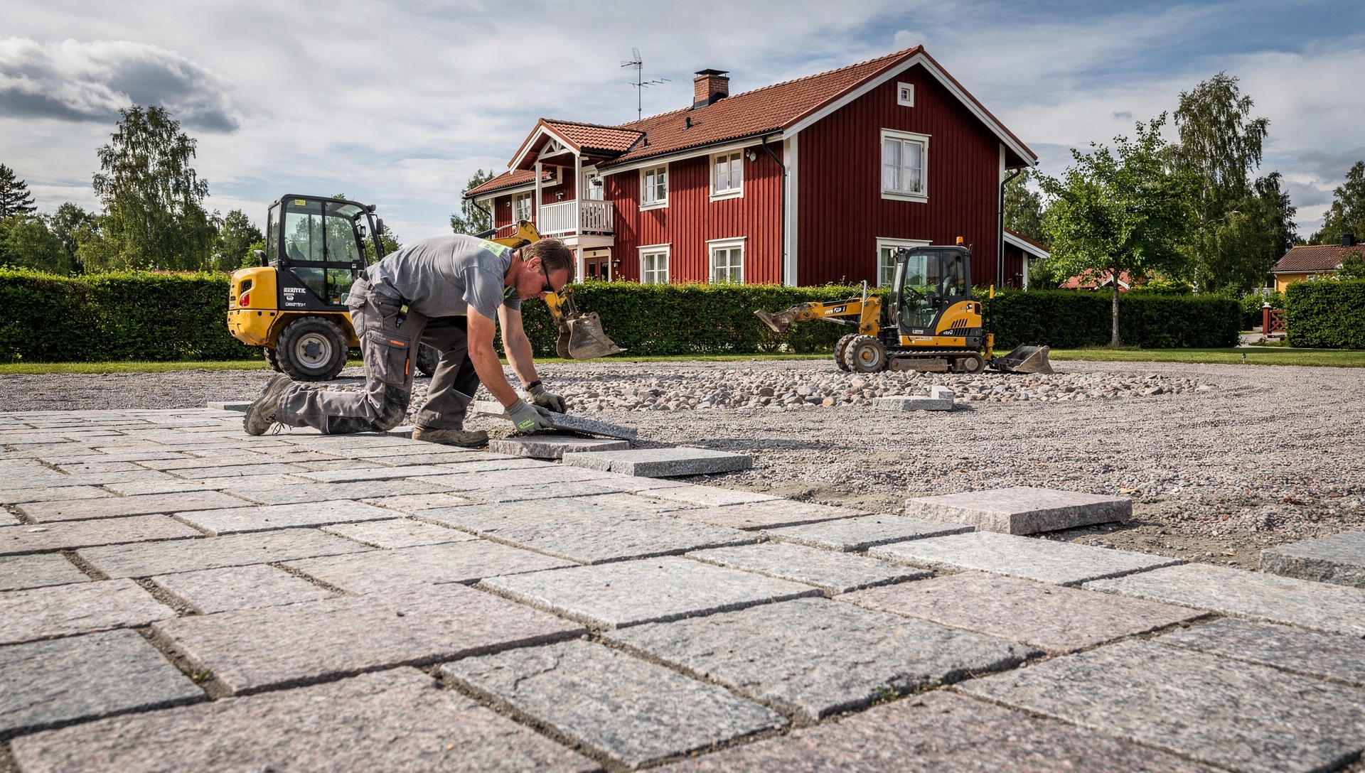 Markarbeten & stenläggning vid en svensk villa.